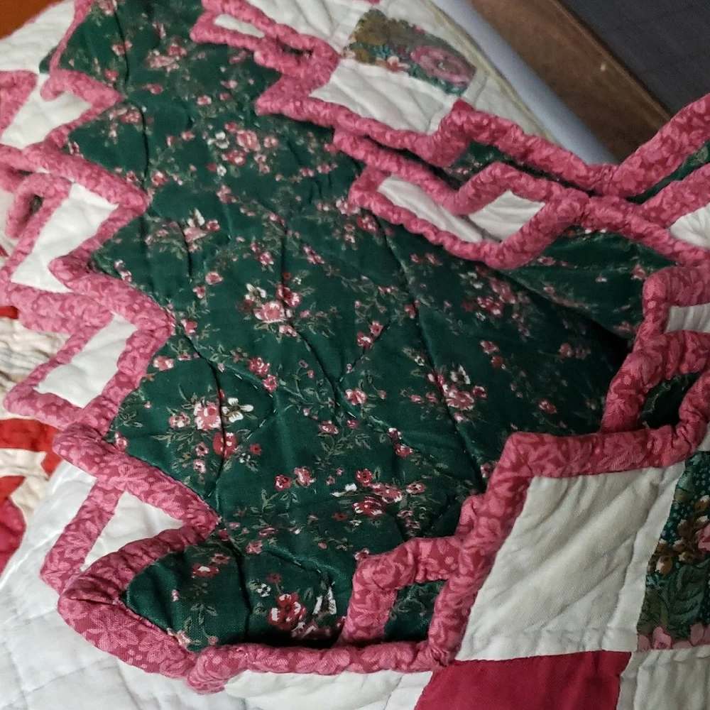 Elegant Floral Patchwork Quilt - Green and Pink